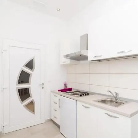 City Lights - Studio With Shared Terrace And City View *